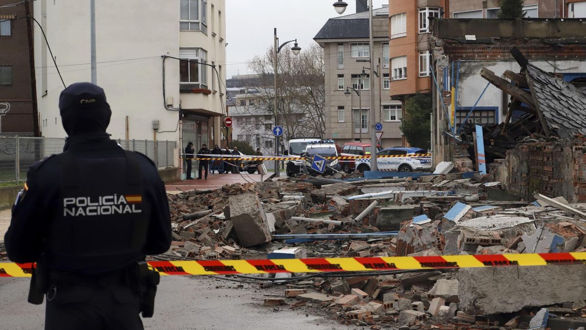 El derrumbe de un antiguo garaje de Martínez Nuñez en el centro de Ponferrada alcanza seis vehículos.