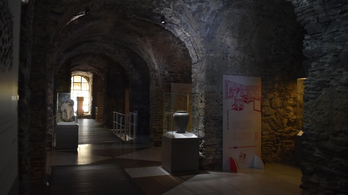 Construido en una cueva romana, este museo arqueológico alberga el documento escrito más antiguo que se conserva en la península