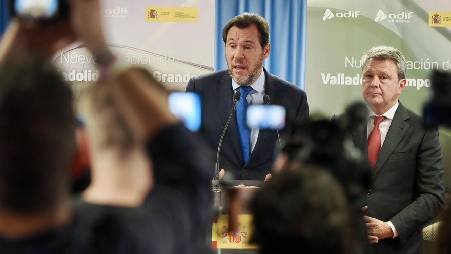 Óscar Puente junto al secretario de estado de Transportes y Mobilidad Sostenibles, José Antonio Santanao Clavero, durante una rueda de prensa tras la reunión de la Sociedad Valladolid Alta Velocidad en Valladolid.