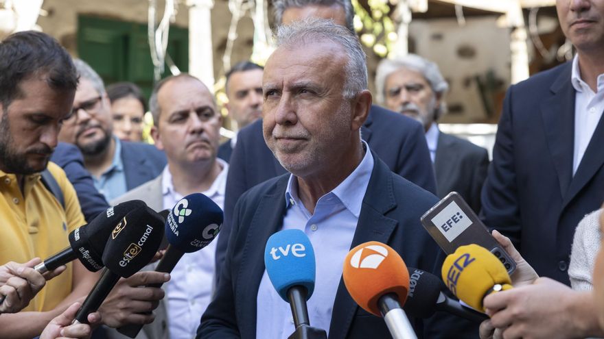 El ministro de Política Territorial, Ángel Víctor Torres (c), atiende a los medios durante su visita este lunes al Cuartel de El Colmenar en Valsequillo (Gran Canaria ), construido en 1530 y declarado Bien de Interés Cultural, que ha sido adquirido recientemente por el citado municipio grancanario con fondos del Gobierno de España. EFE/ Quique Curbelo