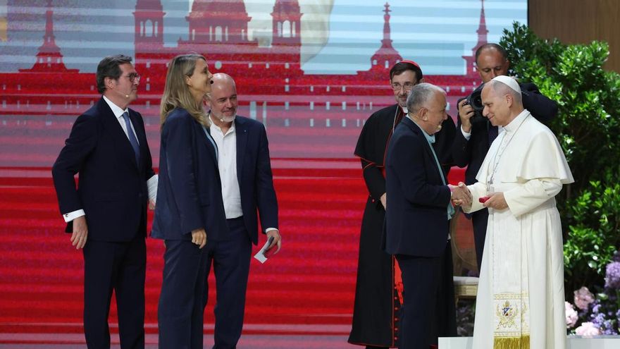 El papa León XIV saluda a Pepe Álvarez, secretario general de UGT, durante el encuentro en el Movistar Arena de Madrid.