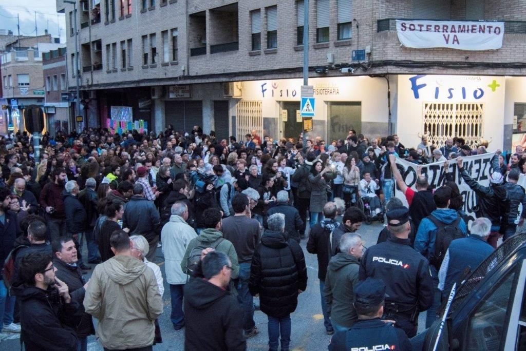 Manifestantes concentrados frente a las vías