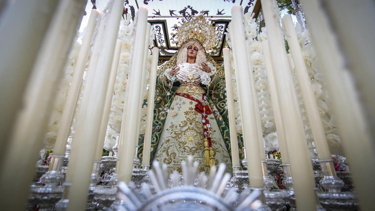 Salida procesional de la Hermandad de la Esperanza, en imágenes