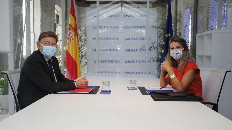 El president de la Generalitat valenciana, Ximo Puig, y la vicepresidenta segunda y ministra de Trabajo y Economía Social  Yolanda Díaz, posan a la cámara durante una reunión en el Sede Casa Mediterráneo