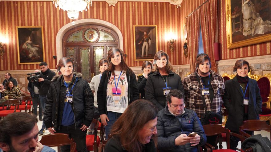 Un grupo de personas de la asociación ATA Sylvia Rivera protesta con caretas de la ex vicepresidenta del Gobierno Carmen Calvo.