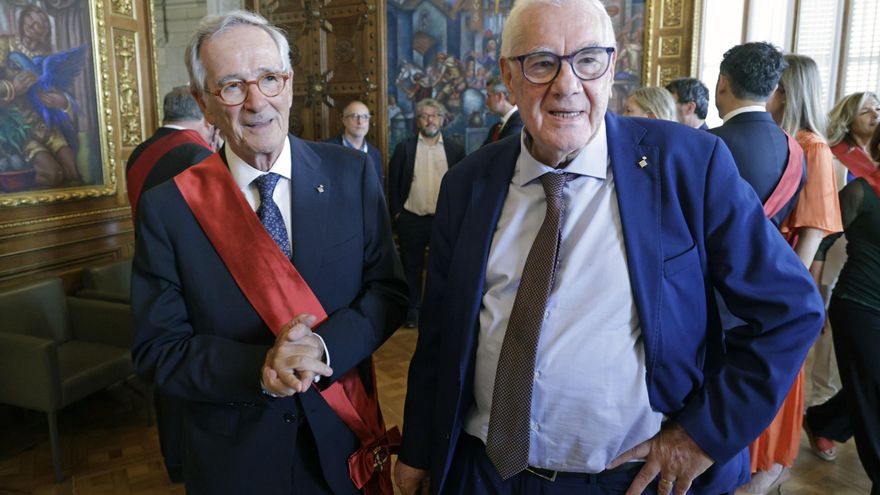 Los candidatos a la alcaldía de Barcelona por JxCat, Xavier Trias (i), y por ERC, Ernest Maragall, poco antes del comienzo del pleno de constitución del Ayuntamiento de Barcelona