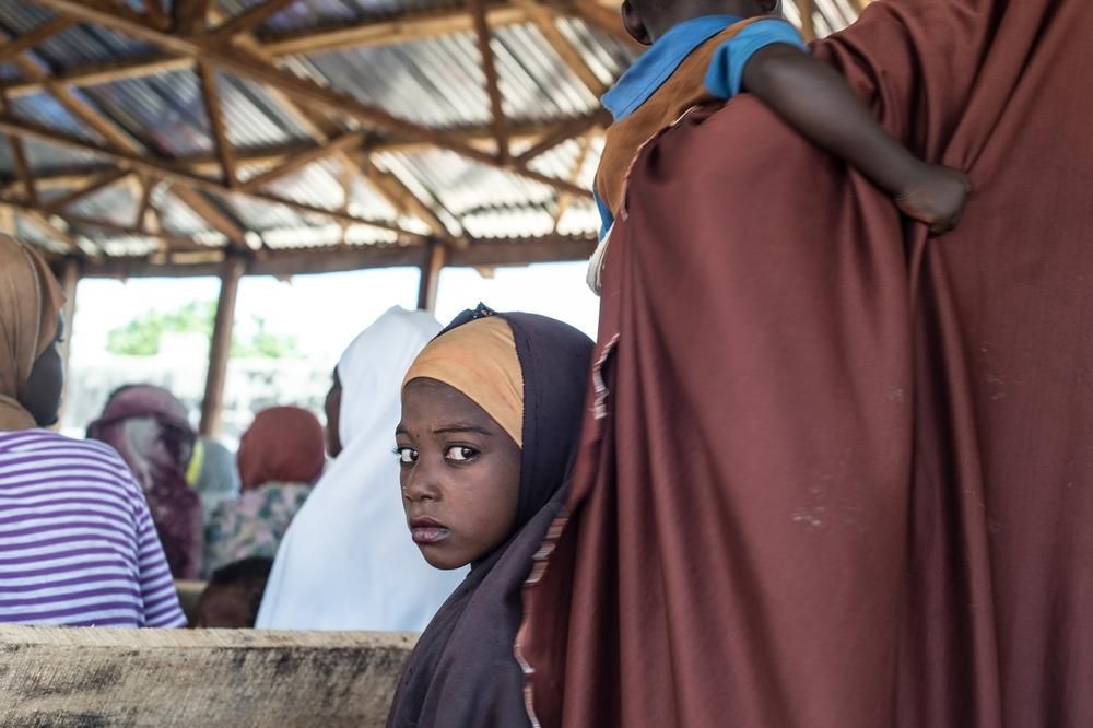 Varios pacientes esperan para inscribirse en el Centro de Nutrición Terapeútica en Damboa, en el estado de Borno, en el noreste de Nigeria. Desde julio de 2016, equipos de MSF trabajan en la zona tratando a los pacientes y mejorando la situación del agua y el saneamiento. Tres clínicas funcionan diariamente en tres campamentos diferentes: la mayoría de los pacientes atendidos, especialmente niños, presentan síntomas de malnutrición aguda severa, malaria, diarrea y otras enfermedades relacionadas con la higiene. En Nigeria, 4,4 millones de personas necesitan alimentos. El conflicto entre Boko Haram y el Ejército nigeriano ha obligado a 2,6 millones de personas a huir de sus hogares en Borno. Los desplazamientos de población internos han dado pie a una crisis alimentaria sin precedentes. © Ikram N'gadi