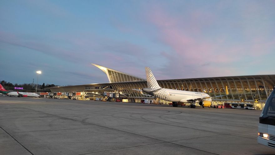 Medio Ambiente se inhibe del aumento de ruido en el entorno del aeropuerto de Loiu por el mayor tráfico de aviones