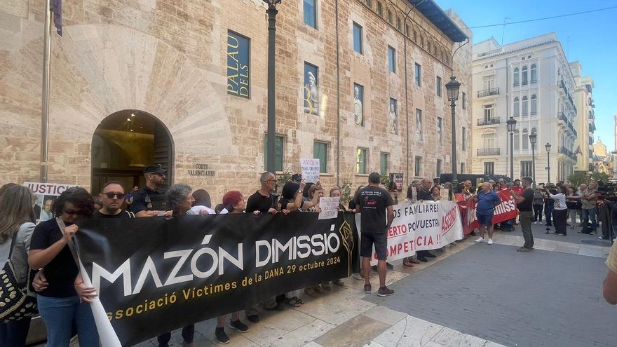 Las asociaciones de víctimas de la dana protestan antes del debate de política general: "Mazón hace clientelismo con las ayudas"