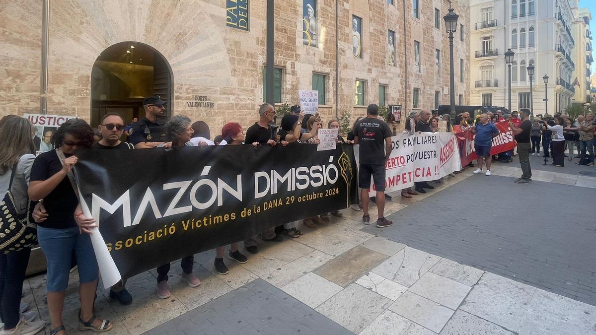 Las asociaciones de víctimas han protestado ante las Corts antes del debate de política general.