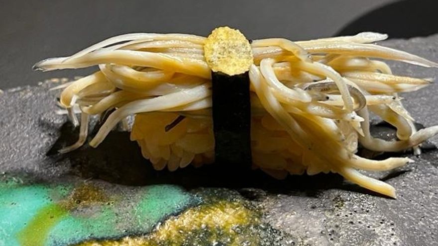 Nigiri angulas y chips de ajo