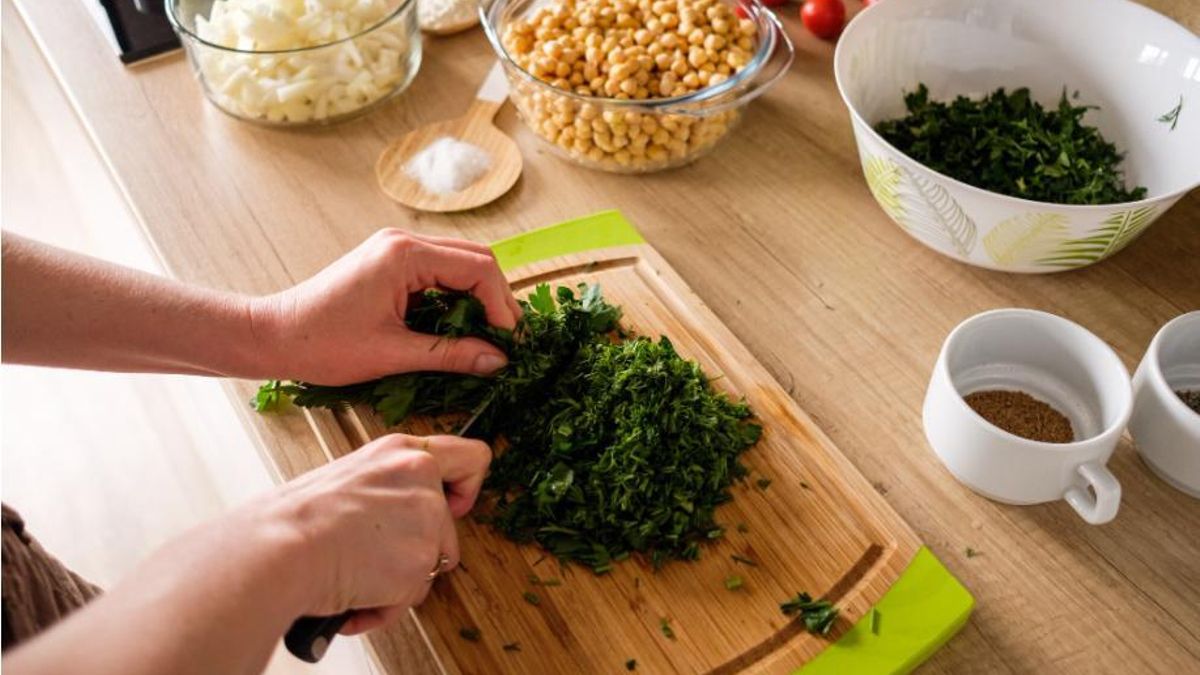 Cuanto más perejil uses, mejor, porque al picarse se reduce mucho su volumen y aporta frescura