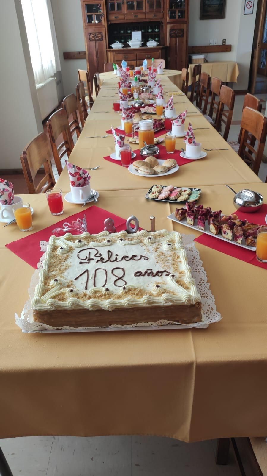 El 108 cumpleaños de Araceli López, la última voz de la represión franquista en San Marcos, en Chile.