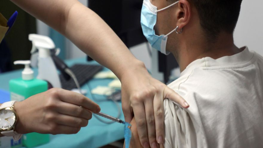 Un joven se vacuna contra la covid en Galicia, en una imagen de archivo. EFE/Xoán Rey