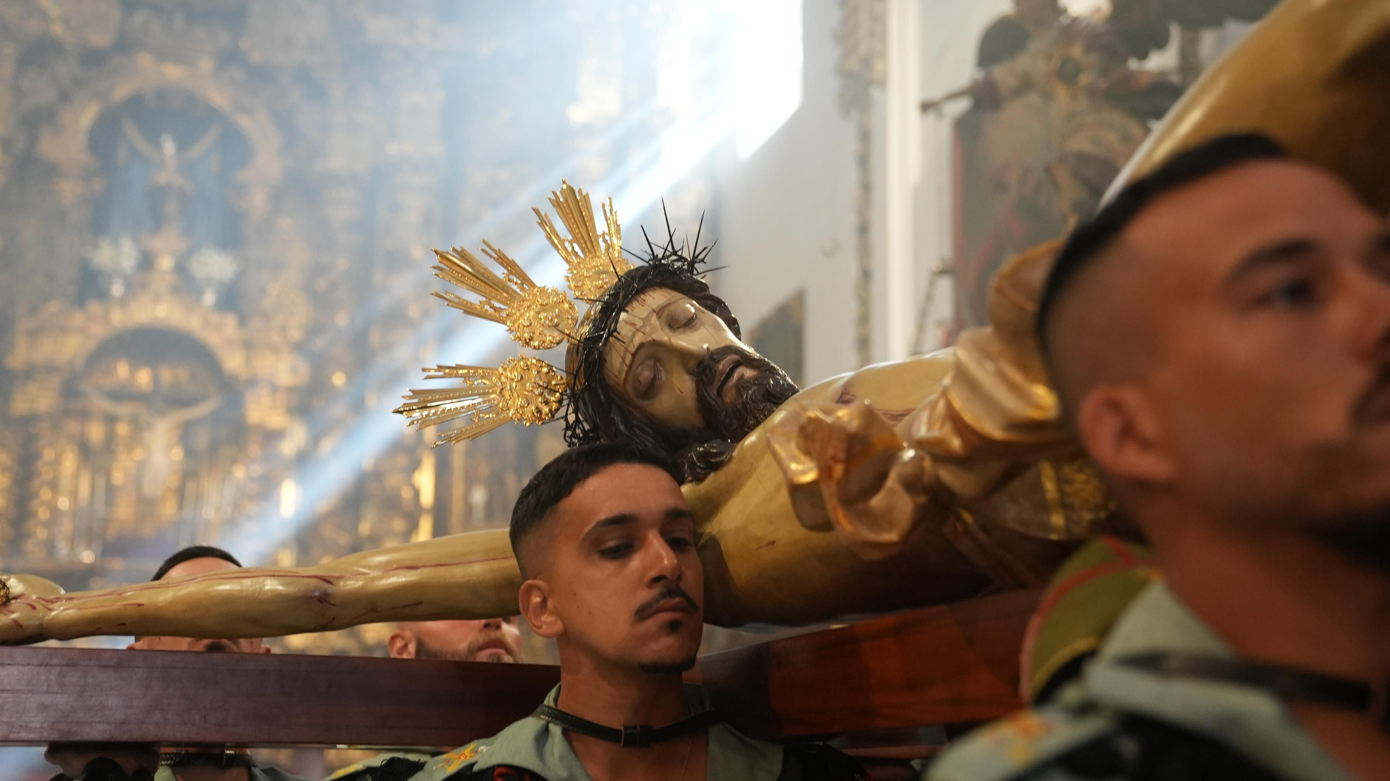 El vía crucis de La Caridad, en imágenes