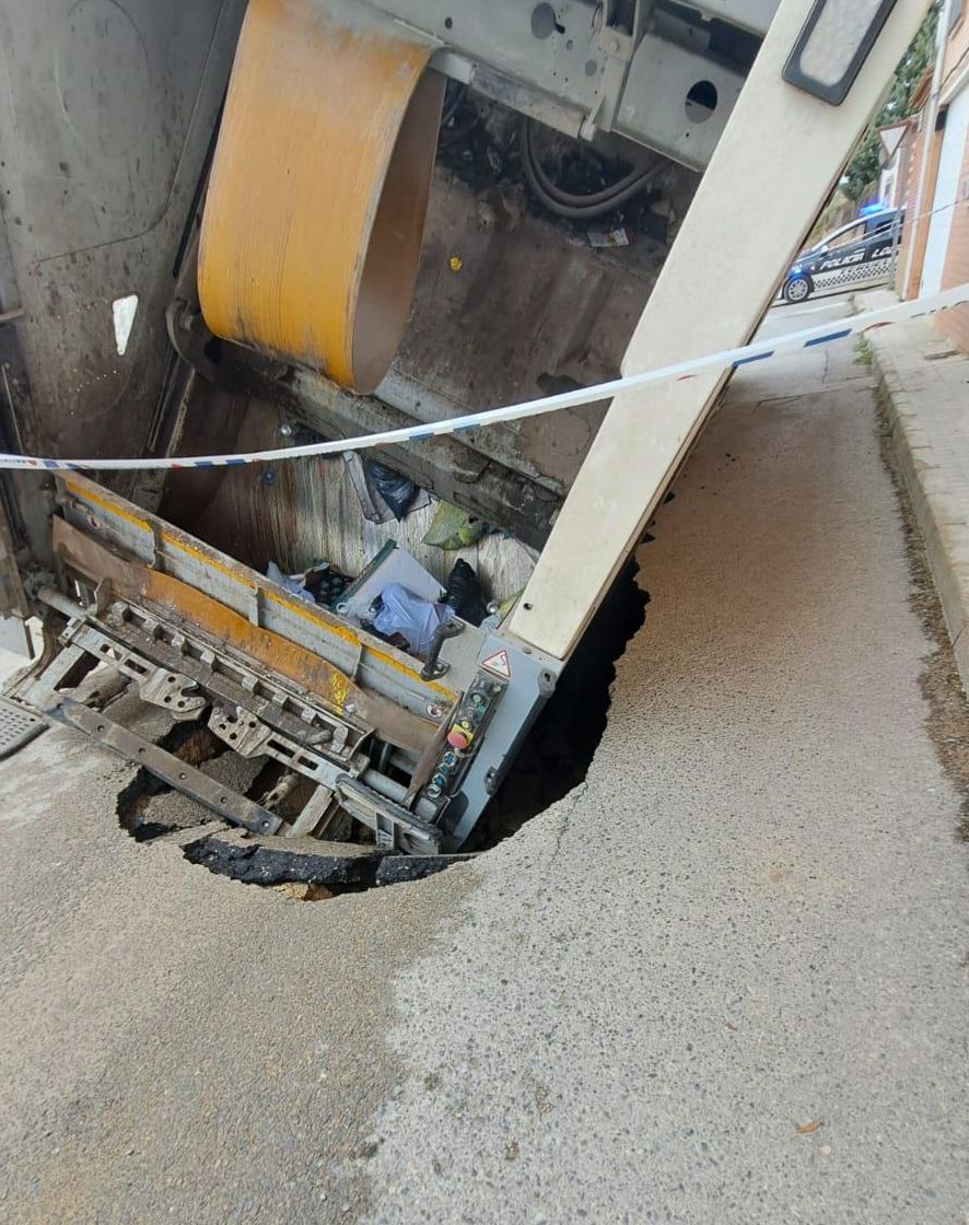 Una parte del camión hundida en la calzada