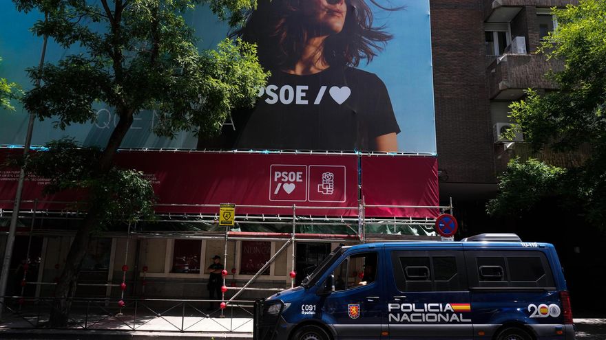 Un furgón de la Policía Nacional, frente a la sede del PSOE en la calle Ferraz este miércoles.