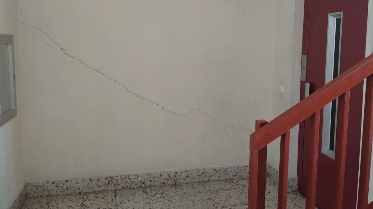 Grietas en las paredes de uno de los edificios afectados por las obras.
