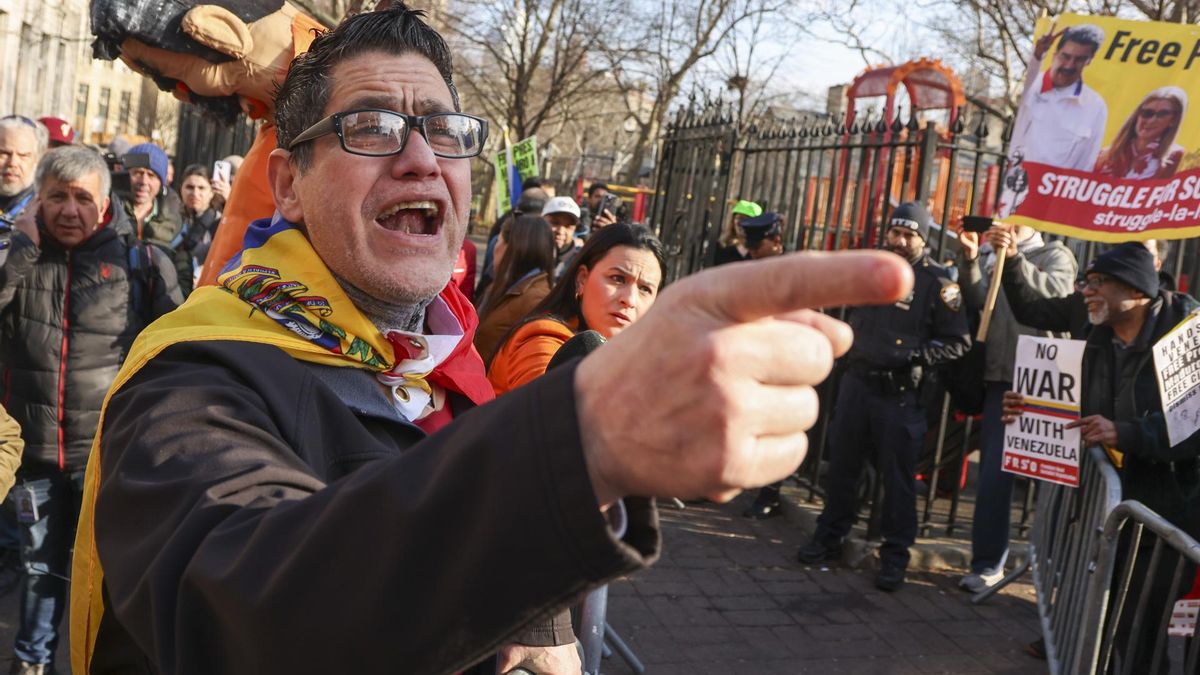 Un miembro de la diáspora venezolana discute con personas que piden la liberación del expresidente de Venezuela Nicolás Maduro durante protestas enfrentadas frente a un juzgado federal donde se espera que comparezca ante un juez en Nueva York, el 26 de marzo de 2026.