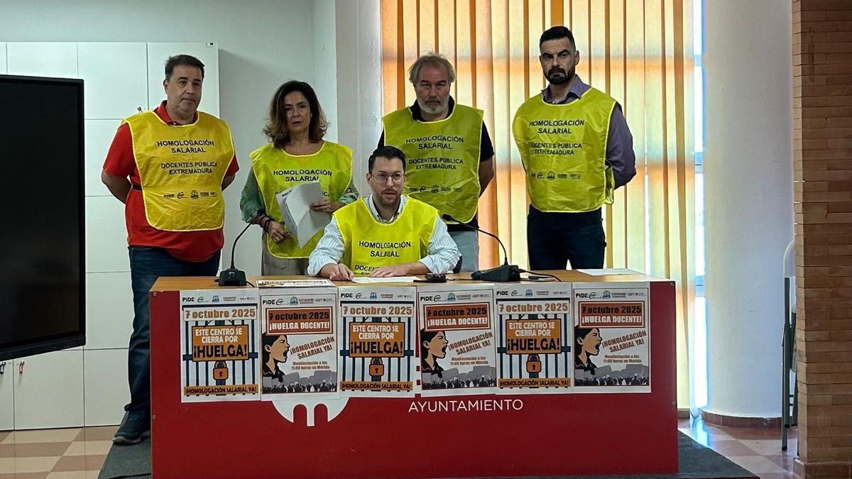 Representantes de los sindicatos PIDE, CSIF, ANPE, CCOO y UGT SP, convocantes de la huelga de docentes extremeños