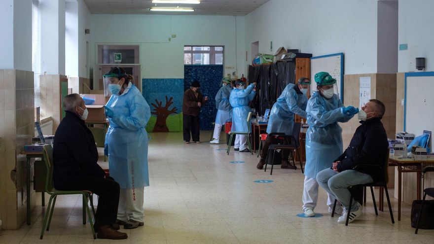 Trabajadores sanitarios realizan test de antígenos durante el cribado selectivo aleatorio, este viernes en la localidad de Ribadavia (Ourense). EFE/ Brais Lorenzo
