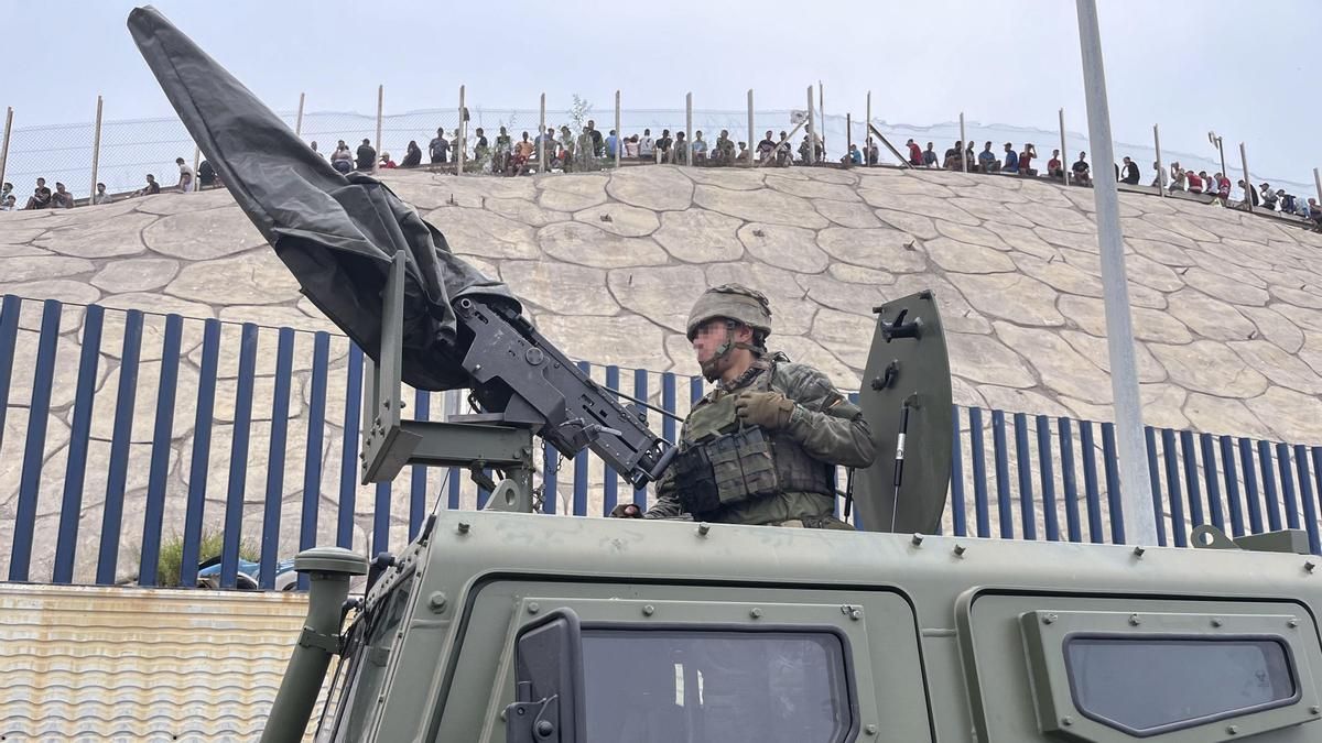 Imagen del Ejército en la frontera del Tarajal, en Ceuta, el pasado 31 de julio. EFE/ Reduan Dris
