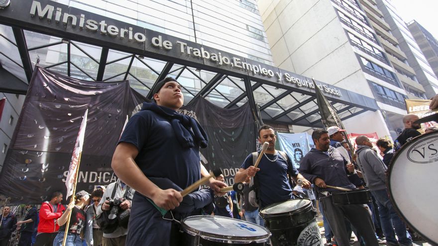 El Gobierno advirtió que liberará la importación de neumáticos si no hay solución al conflicto