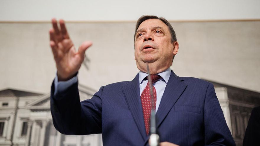 El ministro de Agricultura, Pesca y Alimentación, Luis Planas, ofrece declaraciones a los medios antes de la Diputación Permanente, en la Sala Constitucional del Congreso de los Diputados, a 7 de junio de 2023, en Madrid