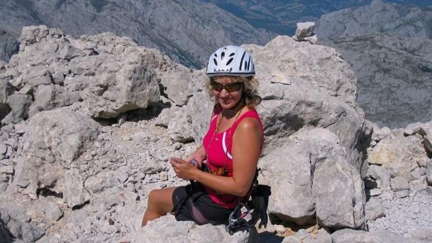 Ana Isabel en la cima del Naranjo del Bulnes.