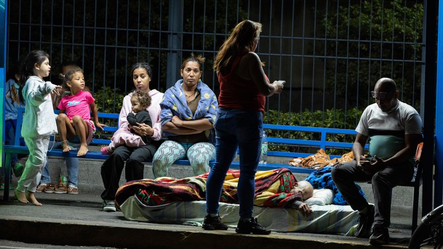 Vecinos en el estado de La Guaira tras los terremotos.