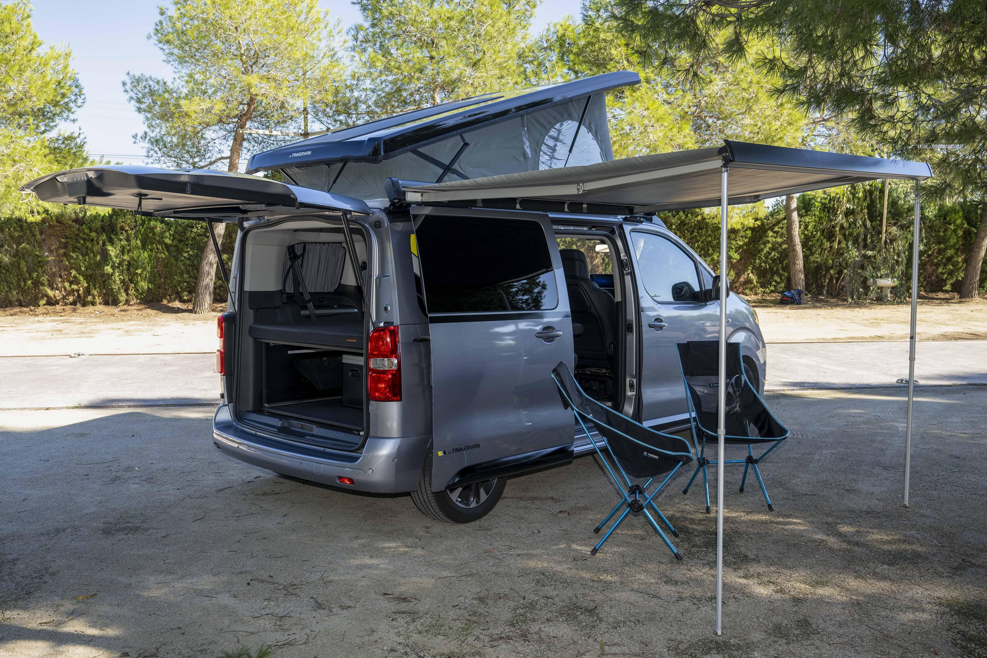 'Despliegue' completo de uno de los modelos preparados por Tinkervan, empresa con sede en Huesca.