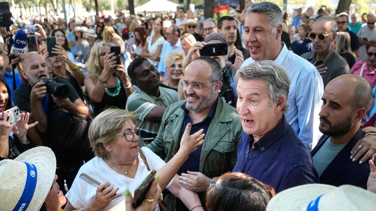 Alberto Núñez Feijoo junto a Alberto Fernández y Xavier Garcia Albiol en un acto del partido en Badalona, este domingo.