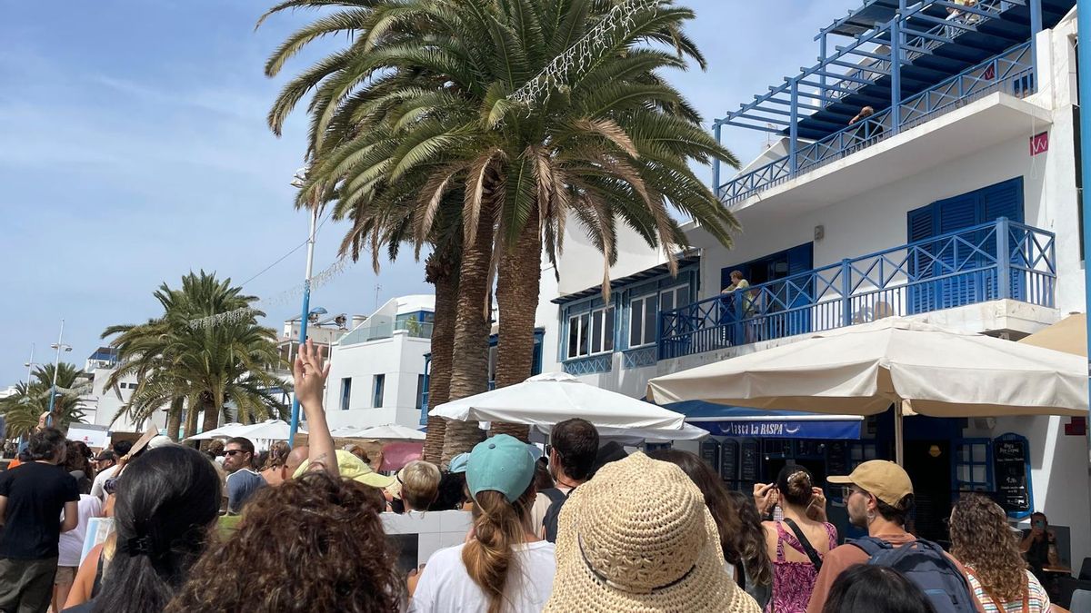 La manifestación por el derecho a la vivienda pasa por delante de una Vivienda Vacacional en Arrecife (Lanzarote).