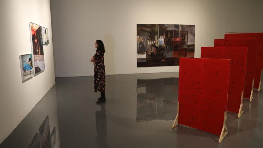 Una mujer observa la exposicion "La cuestión es ir tirando" el viernes 07 de febrero de 2020 en Ciudad de México (México)' EFE/Sáshenka Gutiérrez