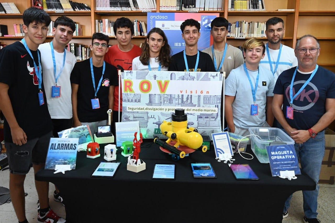 Varios alumnos canarios preparan su proyecto momentos antes de iniciarse el Festival de la pasada edición.