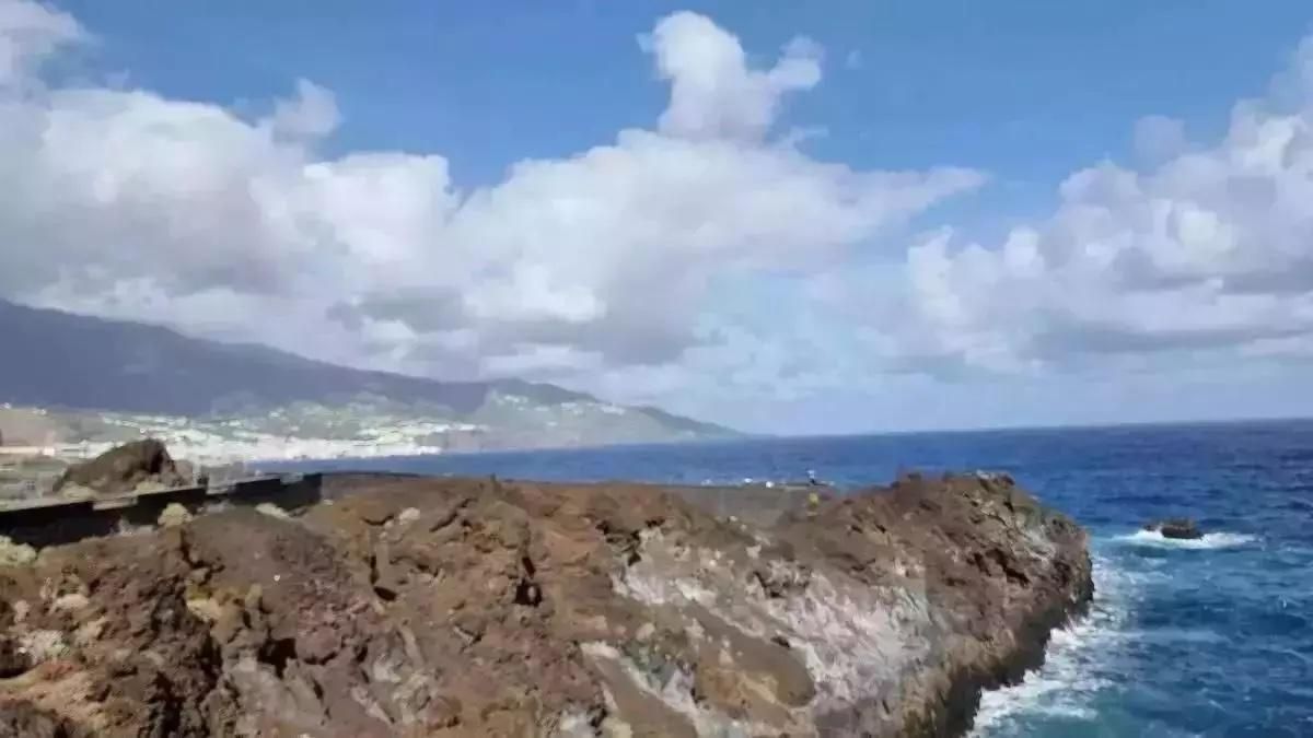 Imagen de archivo de la zona este de La Palma, desde Los Cancajos (Breña Baja), con nubes y claros.