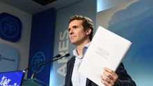 El vicesecretario de Comunicación del PP, Pablo Casado, muestra un trabajo de su máster