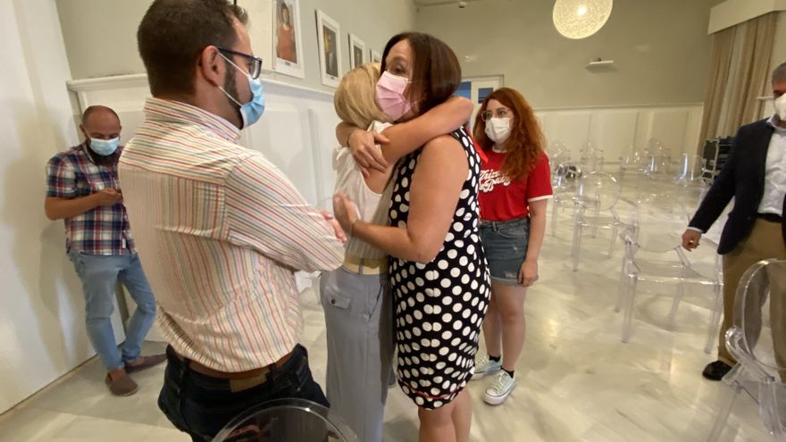 Abrazos tras la firma