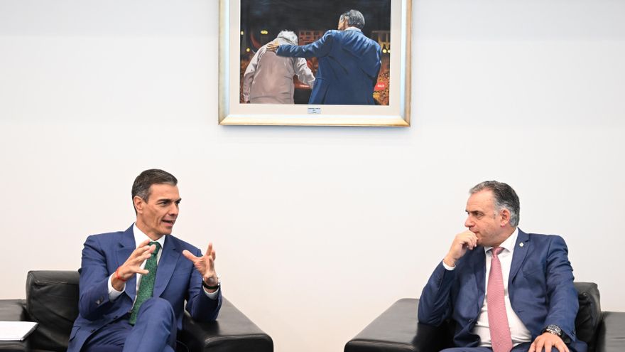 El presidente del Gobierno, Pedro Sánchez (i), durante un encuentro con el presidente de la República Oriental del Uruguay, Yamandú Orsi (d), en Torre Ejecutiva, sede de la Presidencia del Gobierno, a 22 de julio de 2025, en Montevideo (Uruguay).