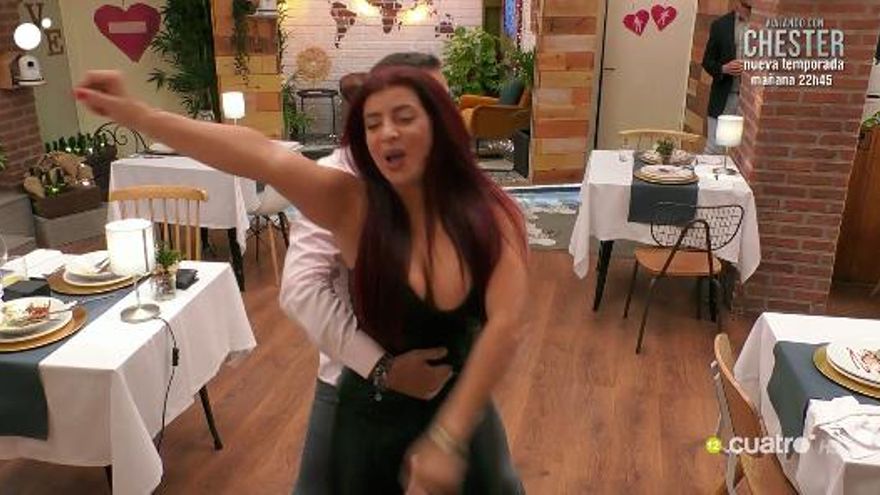 Oscar y Valentina bailan twerking en 'First Dates'