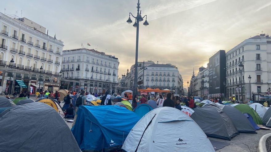 Última hora de la acampada por la vivienda en Sol, en directo: primera noche sin incidentes y con cientos de personas congregadas