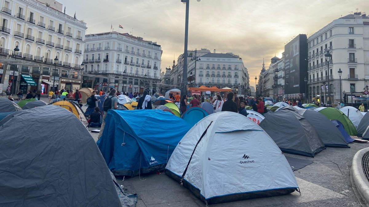 Última hora de la acampada por la vivienda en Sol, en directo: primera noche sin incidentes y con cientos de personas congregadas