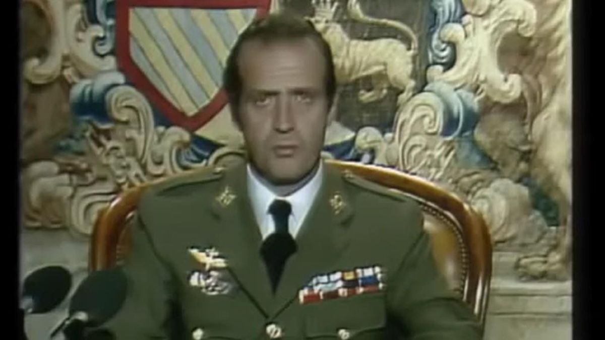 El rey Juan Carlos I, durante el discurso televisado que ofreció en la noche del 23F.