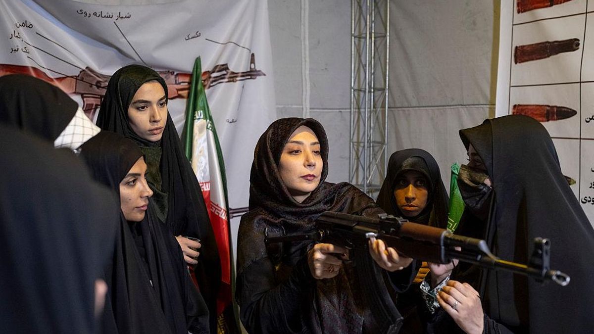 Mujeres aprendiendo a usar un rifle durante una sesión de entrenamiento con armas en una manifestación en Teherán el 23 de mayo de 2026. 