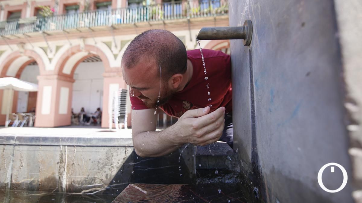 Turistas intentan combatir el calor