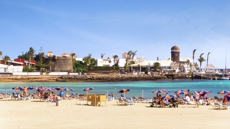 Patrimonio junto al mar en esta pequeña playa de Fuerteventura con una fortaleza del siglo XVIII