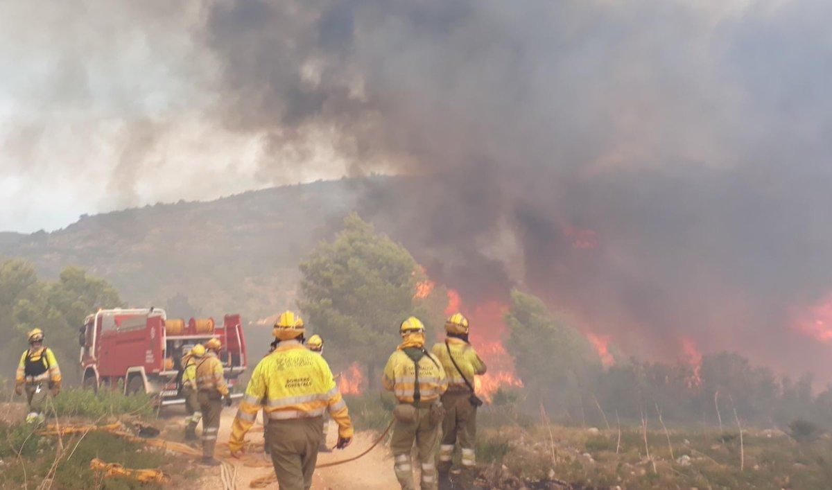 Bomberos de las brigadas forestales de la Generalitat Valenciana trabajan en las tareas de extinción