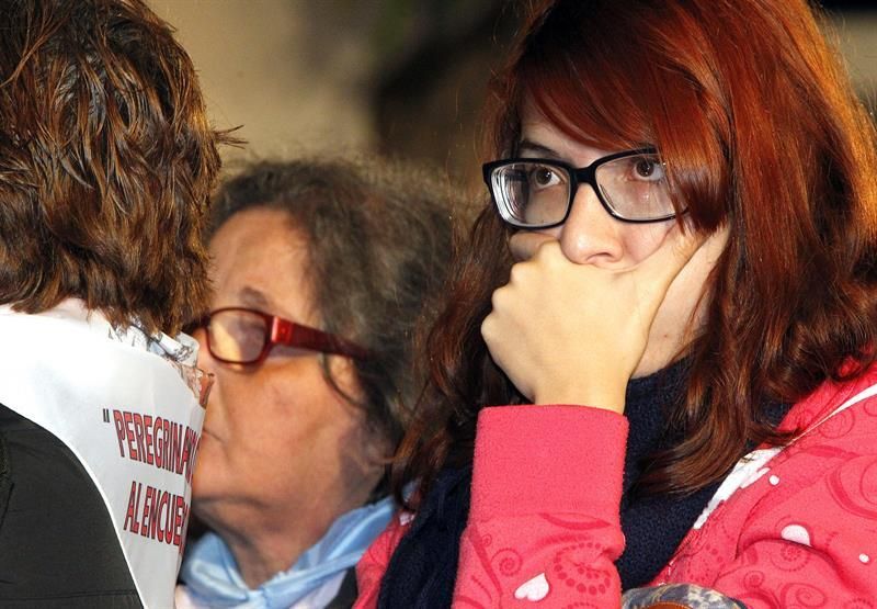 Una joven contempla emocionada la salida de la Virgen del Pino de su Basílica en Teror para encaminarse a Las Palmas de Gran Canaria, en la 51 "bajada" que realiza, un acontecimiento religioso que no se producía desde hace 14 años y que ha reunido a miles de personas en la villa mariana para acompañar a la imagen durante el trayecto. EFE/Elvira Urquijo A.