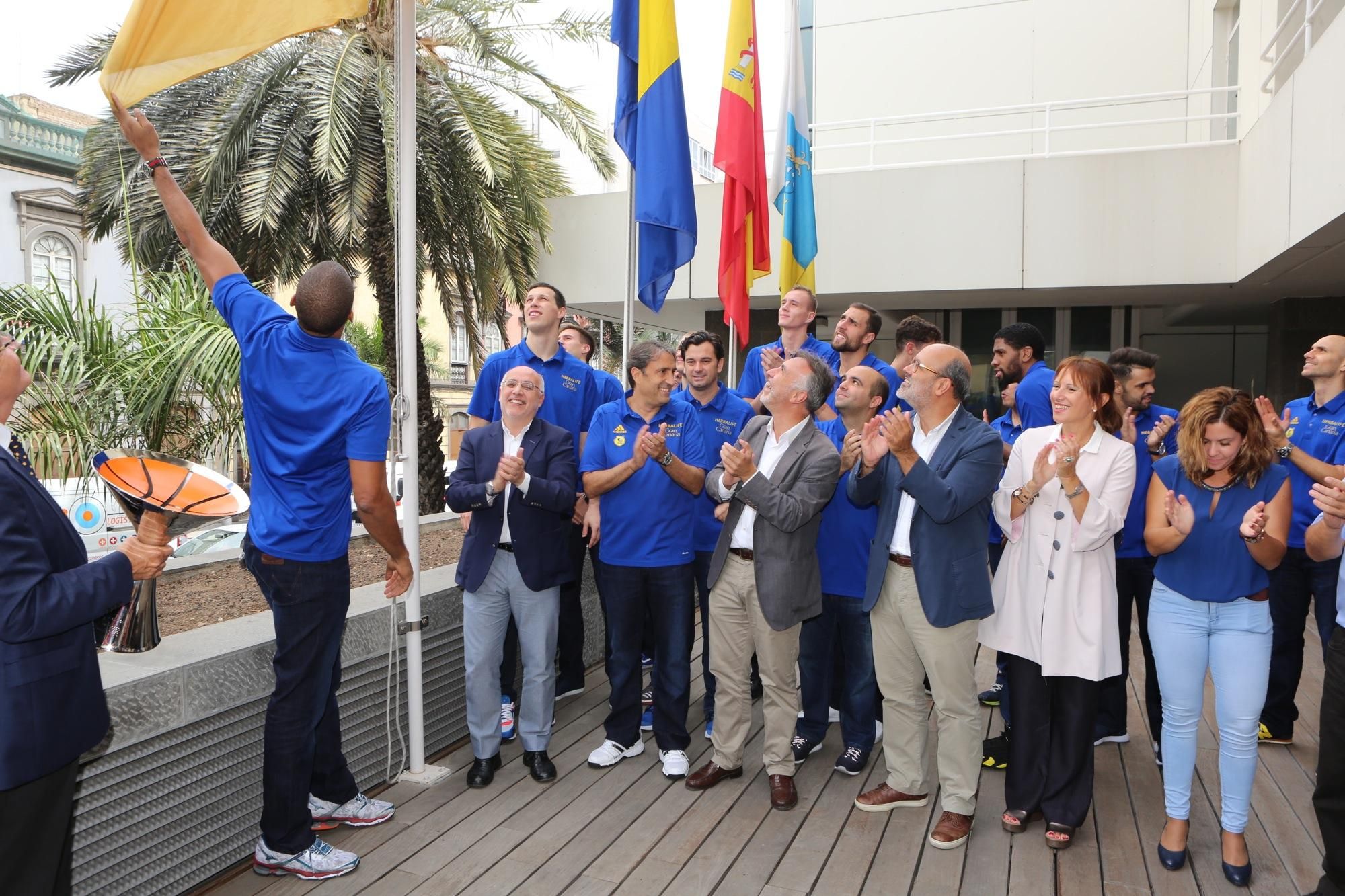 Eulis Báez colocando la bandera del Granca en el Cabildo insular.