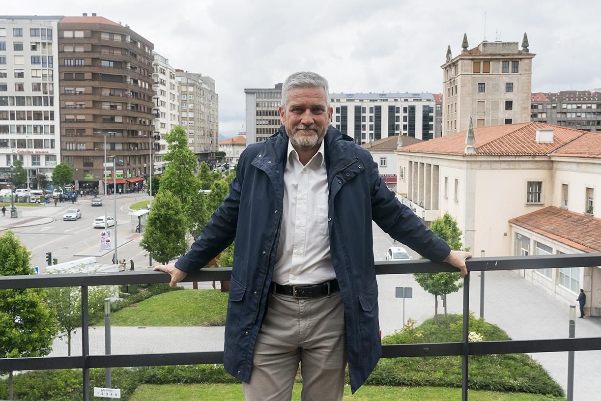 Javier Ceruti posa en la Plaza de las Estaciones de Santander.